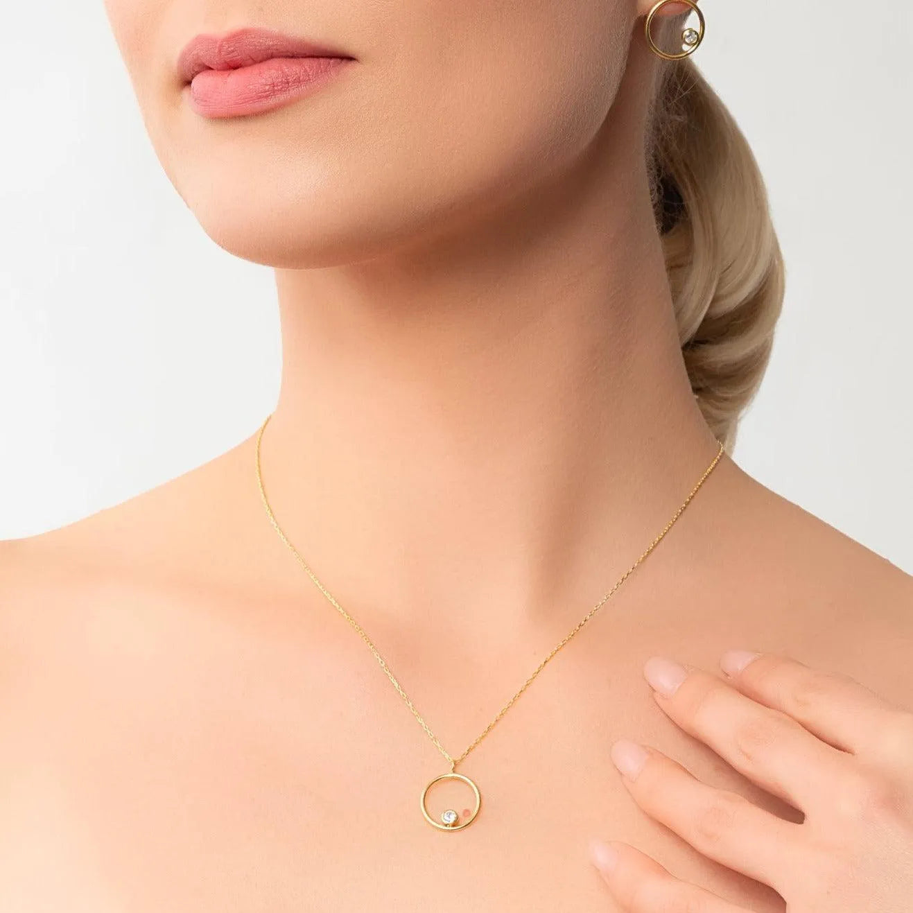 Dainty Minimal Gold Circle Necklace