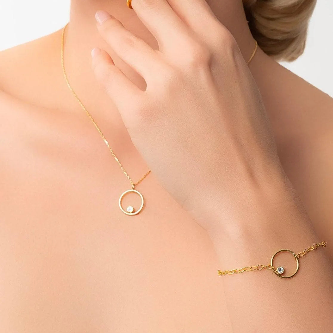 Dainty Minimal Gold Circle Necklace